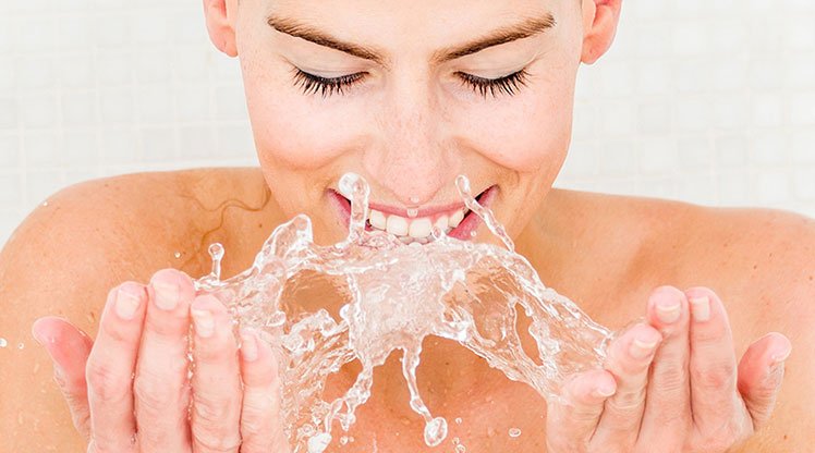 woman-rinsing-face_sm